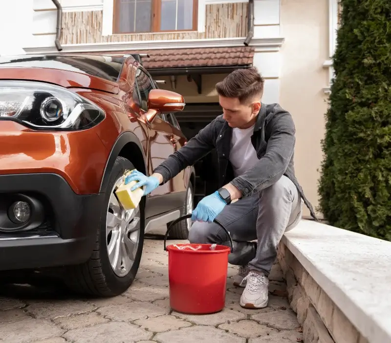 Lavage auto à domicile Caissargues : professionnel intervenant sur un véhicule